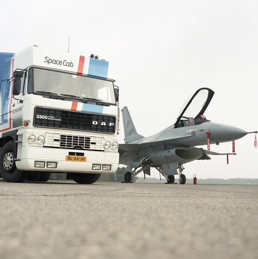F16 met DAFtruck
